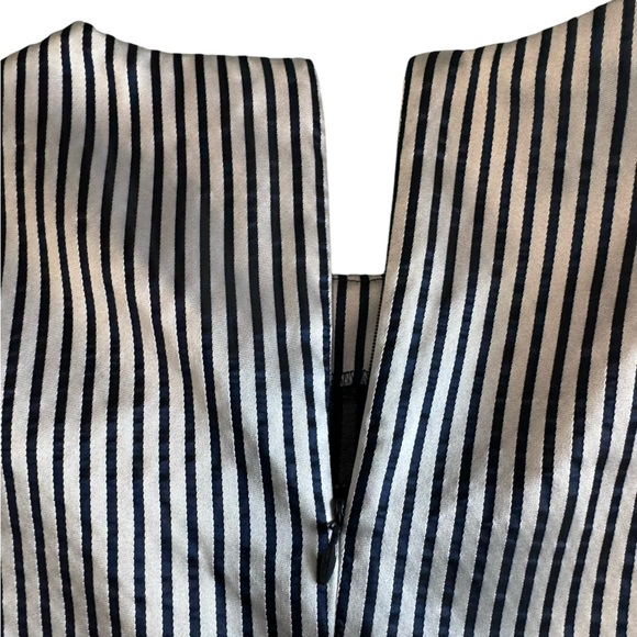 Banana Republic Striped Sleeveless Blouse Bow Detail White and Blue Tank Sz XS - Picture 4 of 15